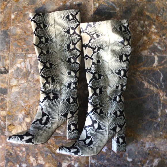 Snakeskin Boots Size 8 3” heel in perfect condition. Worn 1x but look new! - Picture 1 of 7